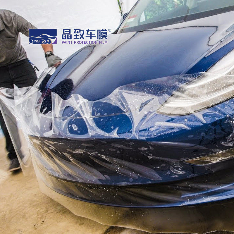 販売のための粉砕およびグラブのフィルムの撮影を撮影する光沢のある車の覆いホイルのペンキの保護