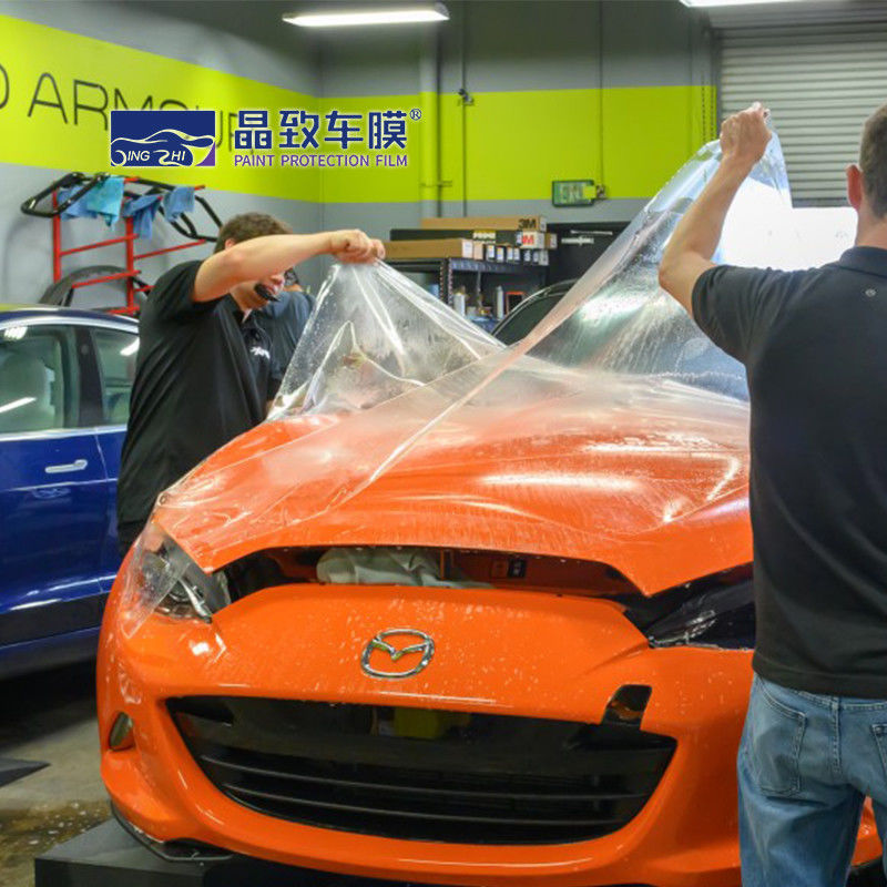 販売のための粉砕およびグラブのフィルムの撮影を撮影する光沢のある車の覆いホイルのペンキの保護